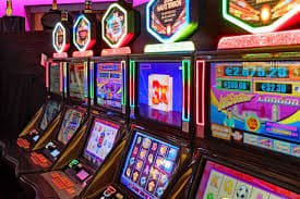 qu777 Slots MMK ငွေသွင်း KBZPay Wave Money ဖြင့် ဆောင်ရွက်နေသောမြင်ကွင်း